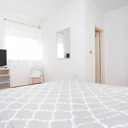 Apartment With A Parking Space - 16430 Makarska