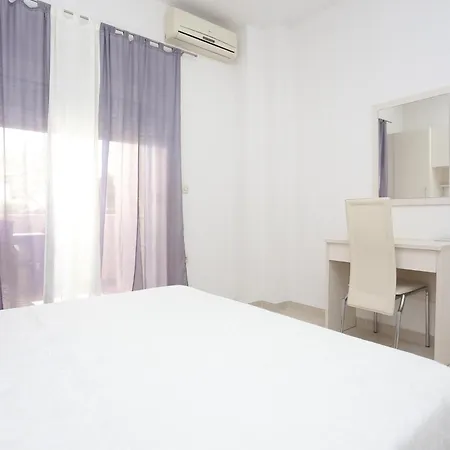 Apartment With A Parking Space - 16430 Makarska